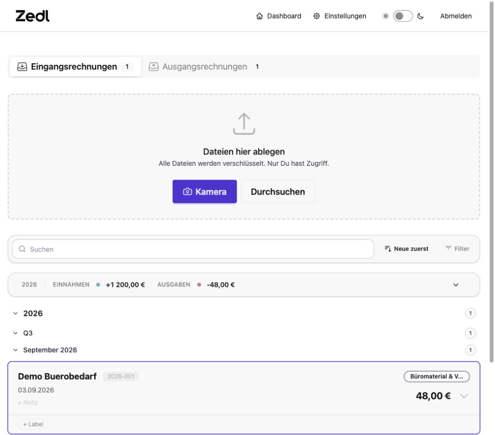 Zedl-Dashboard mit zentralem Uploadbereich, getrennten Rechnungsrichtungen und einem fiktiven Beleg über 48 Euro